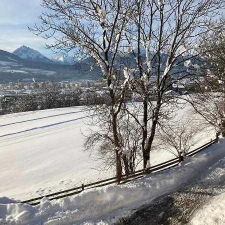 Karlhof Apartman *